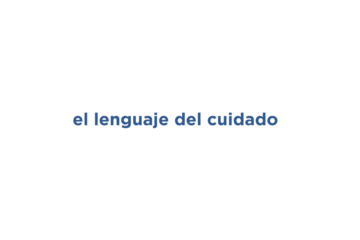 Blue text in Spanish over a white background.